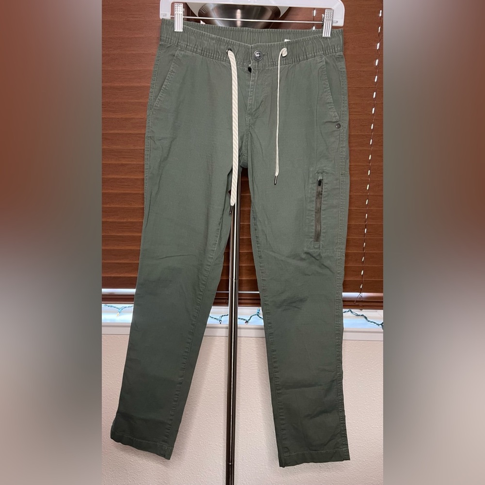 Vuori Women’s Ripstop Pants in Army Green